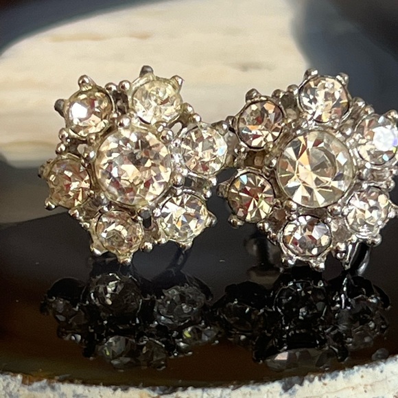 Vintage rhinestone earrings.  Clusters.  Screw backs for non pierced wears. - Picture 7 of 15